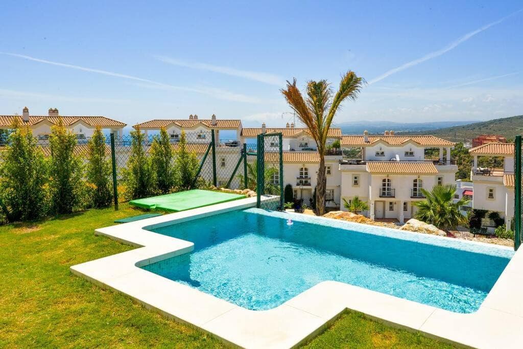 Pareada con vistas panorámicas al mar y Gibraltar en la Costa del Sol