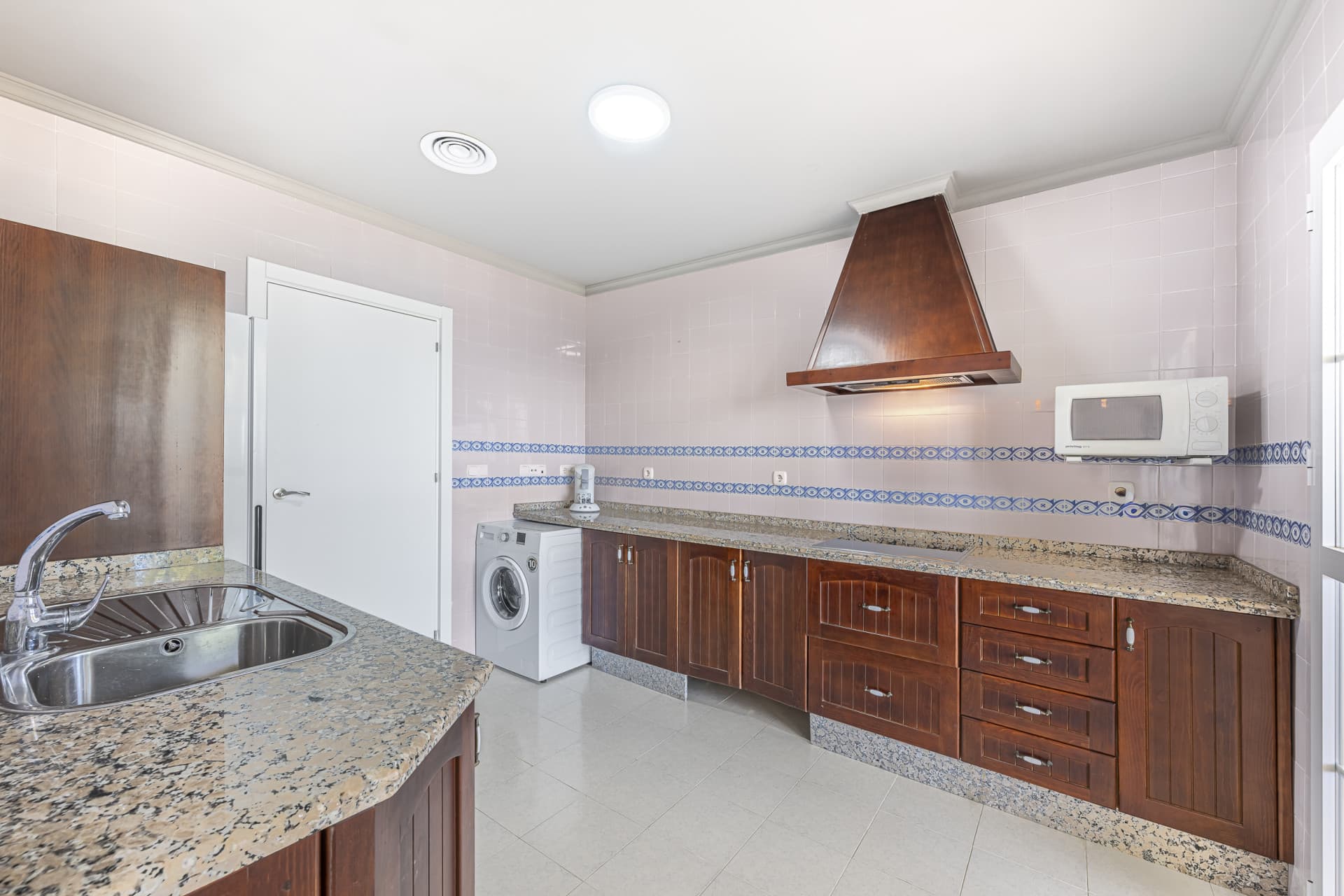 FIRST FLOOR APARTMENT WITH PANORAMIC VIEWS IN MANILVA! Great Opportunity on the COSTA DEL SOL!