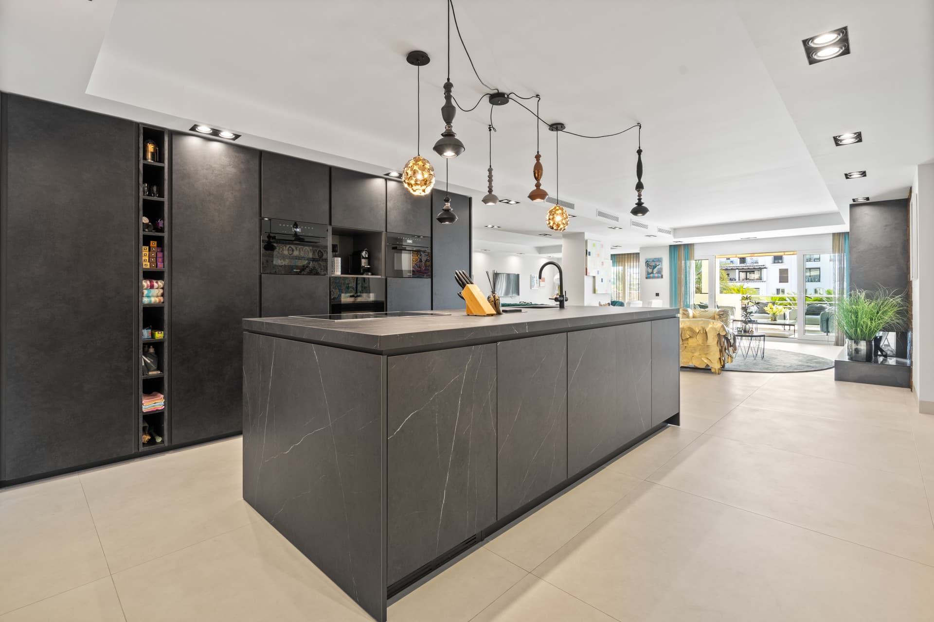 Impresionante Apartamento Totalmente Renovado de 4 Dormitorios en Playas del Duque – Puerto Banús