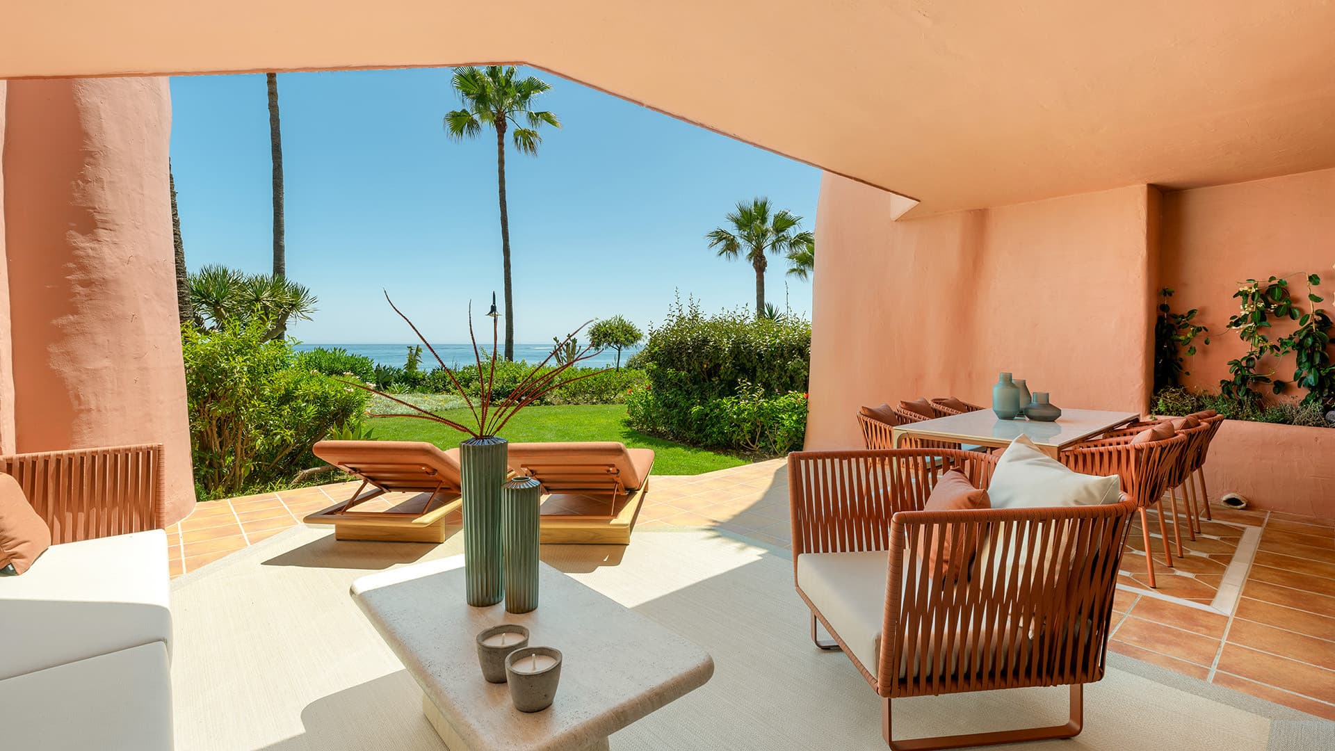 Apartamento de 3 dormitorios en primera línea de playa en Menara Beach, Estepona