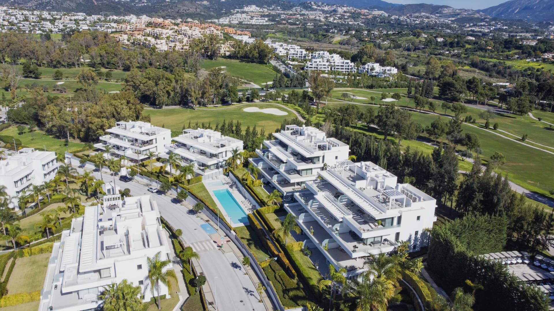 Luxury contemporary middle floor apartment in the stylish Cataleya complex on the New Golden Mile, East-Estepona Breathe
