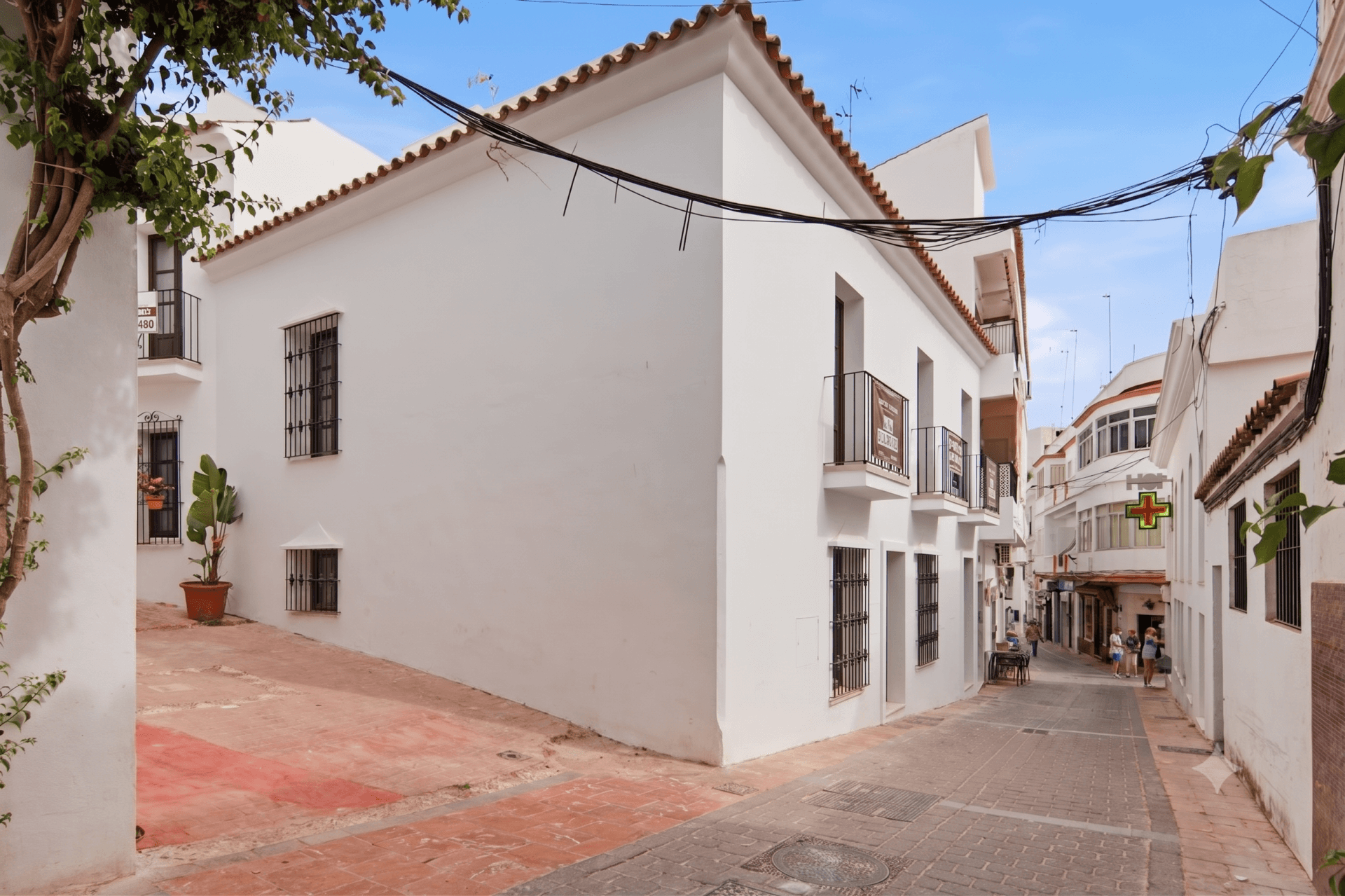 Casa adosada andaluza contemporánea de 3 dormitorios a estrenar en venta en el casco antiguo de Estepona