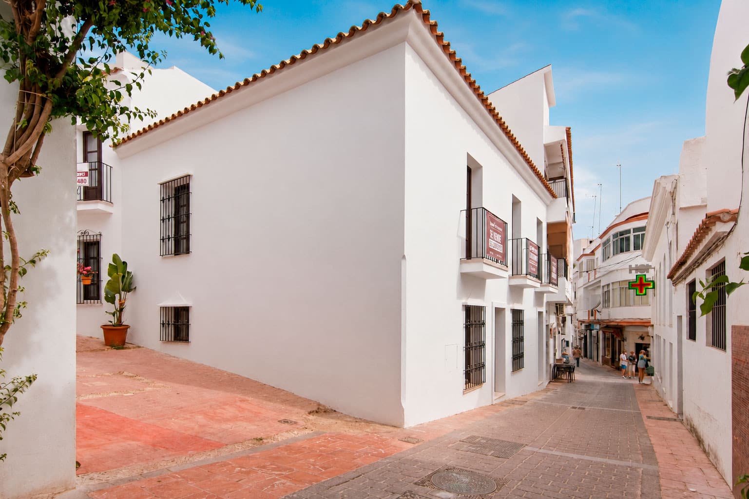 Nueva casa adosada andaluza de 2 dormitorios con amplia terraza en venta en el casco antiguo de Estepona