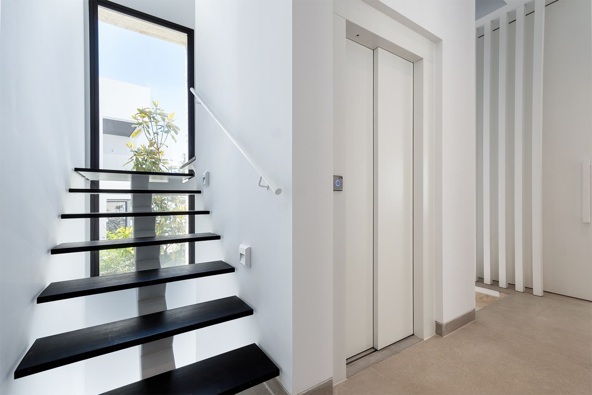 Beautiful villa in a gated community in the center of Marbella, near the beach