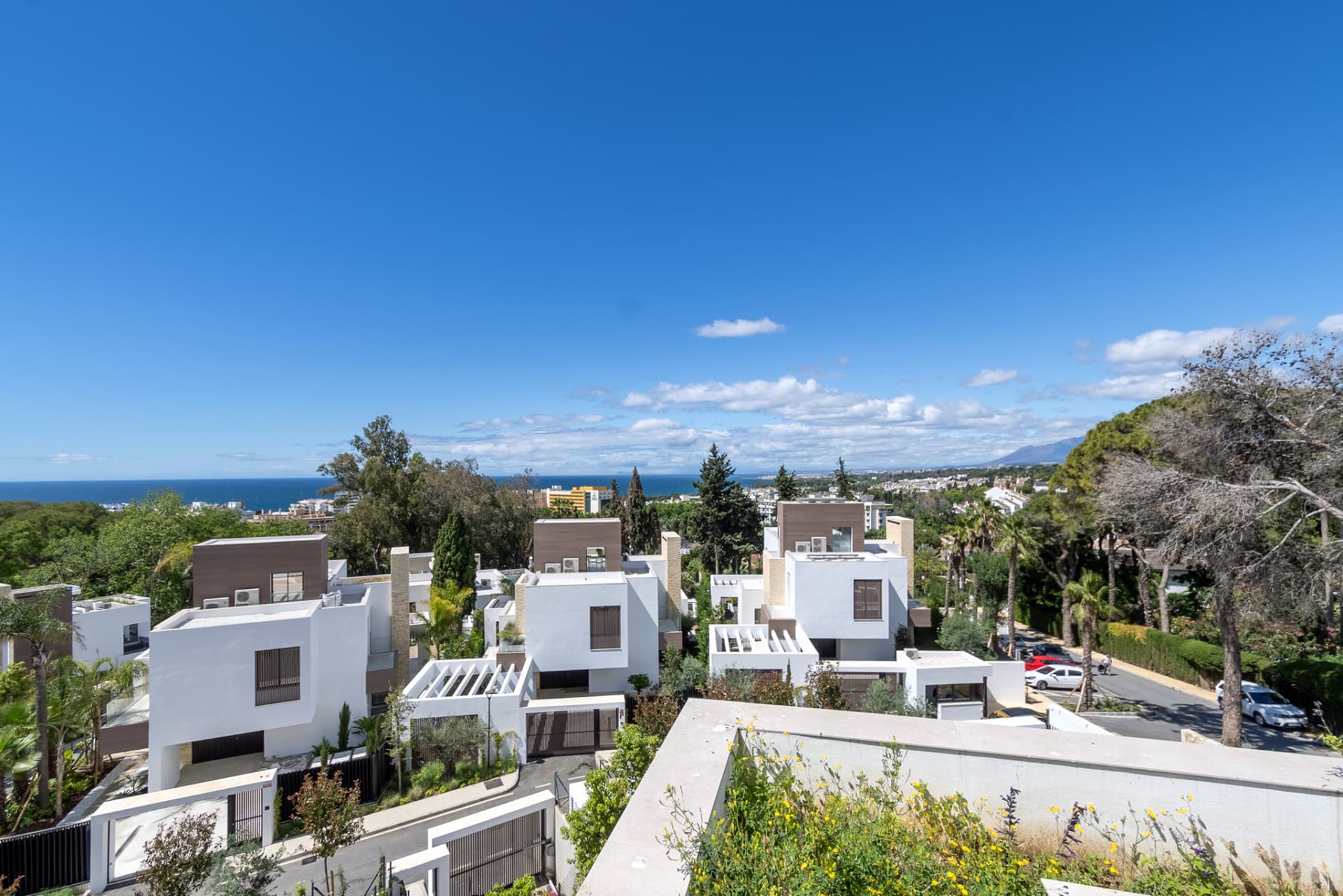 Beautiful villa in a gated community in the center of Marbella, near the beach