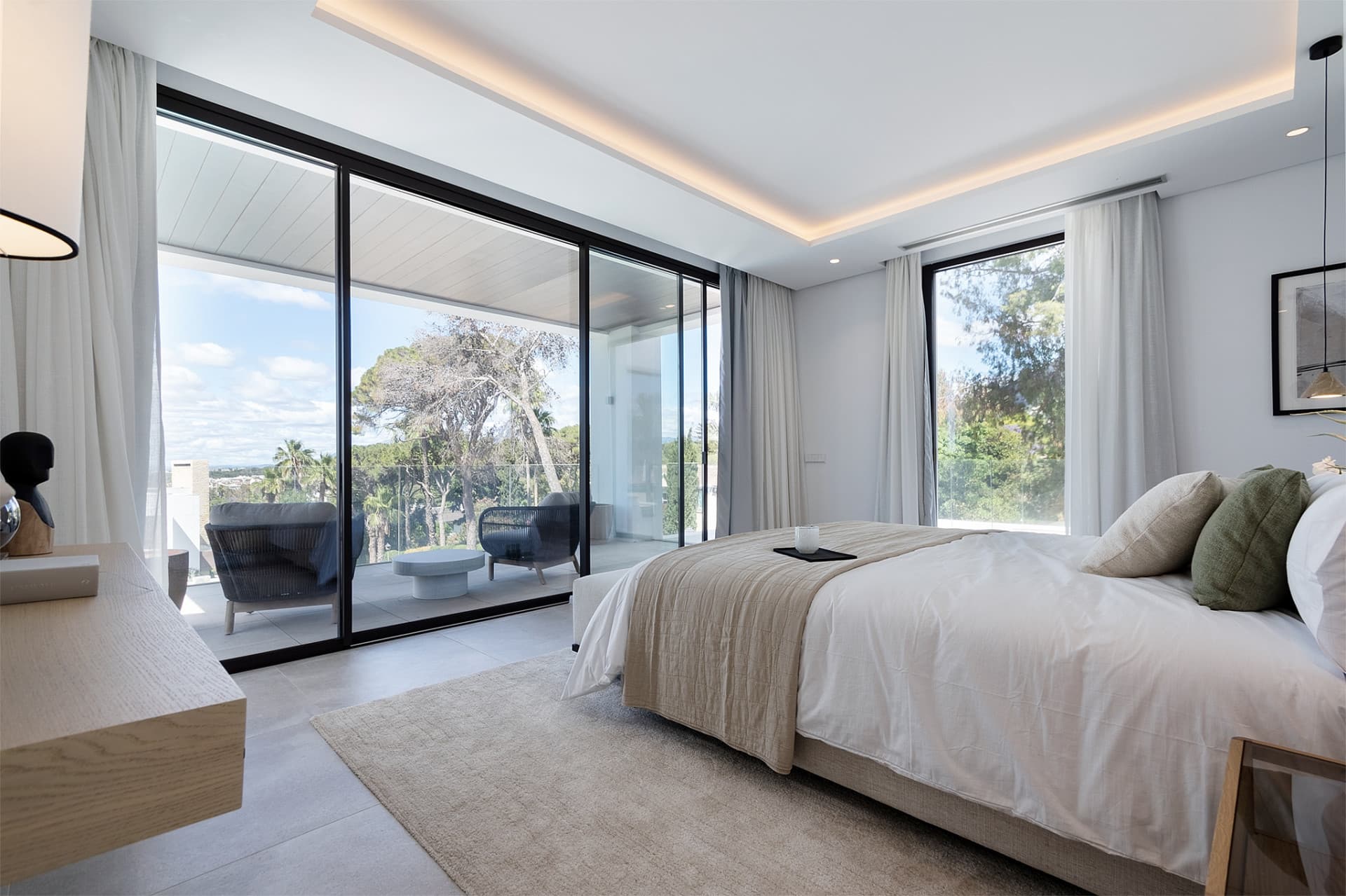 Beautiful villa in a gated community in the center of Marbella, near the beach