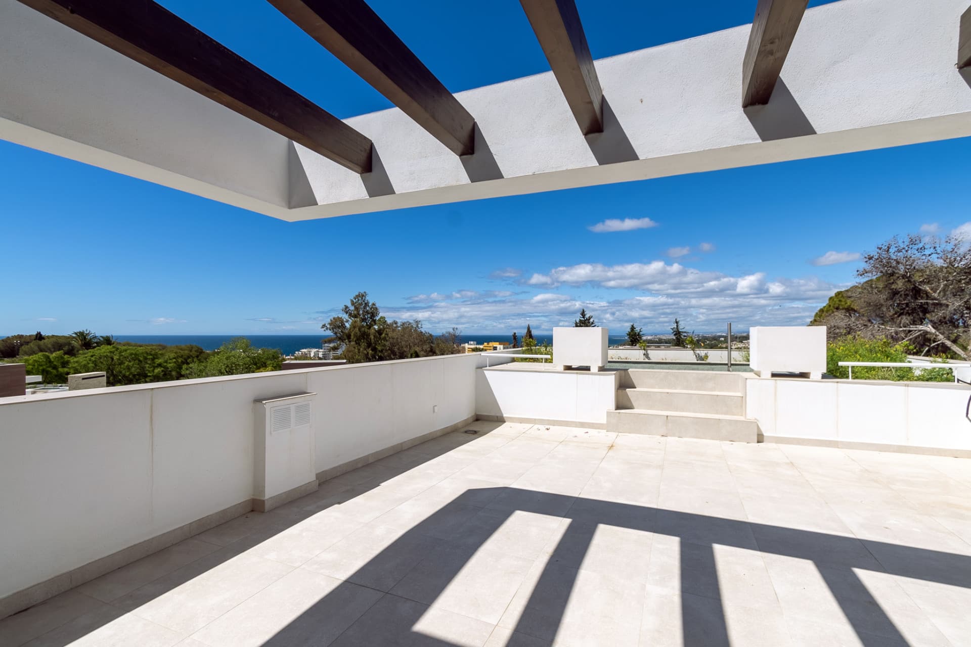 Beautiful villa in a gated community in the center of Marbella, near the beach