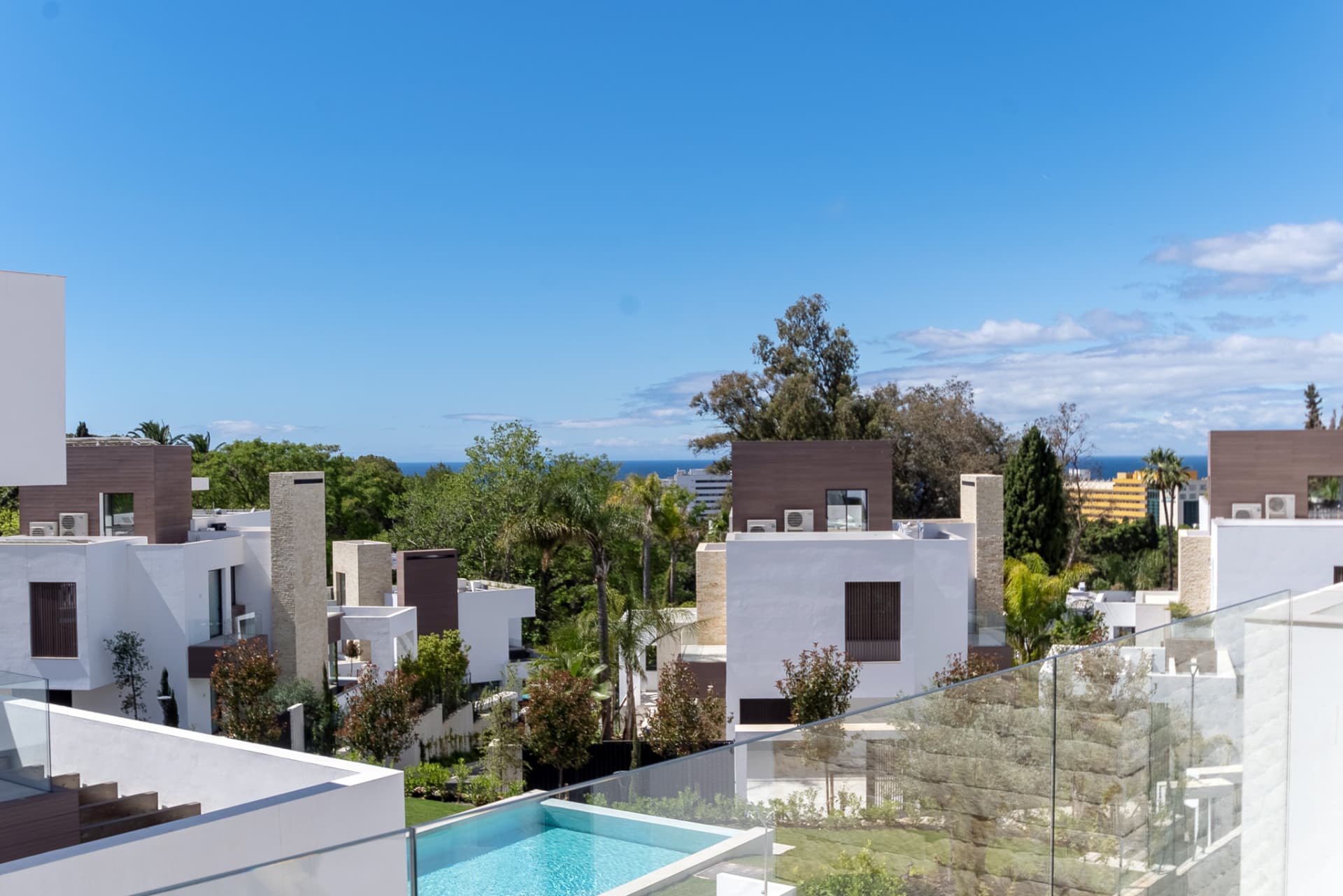 Beautiful villa in a gated community in the center of Marbella, near the beach
