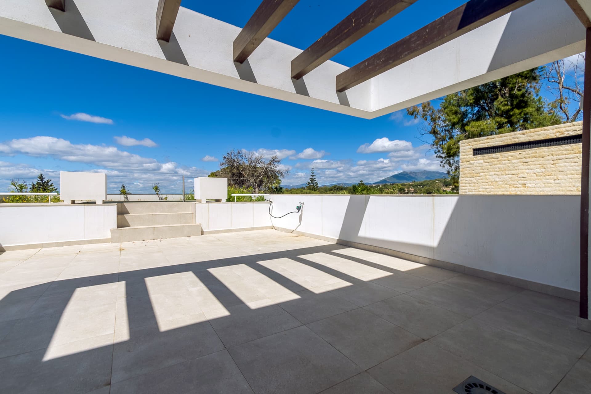 Beautiful villa in a gated community in the center of Marbella, near the beach