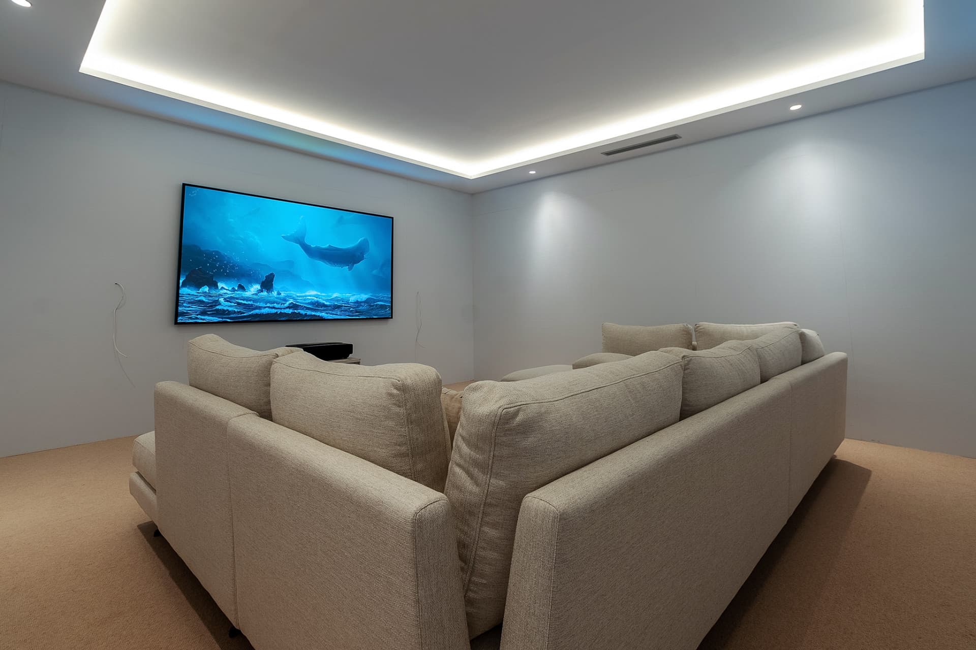 Beautiful villa in a gated community in the center of Marbella, near the beach