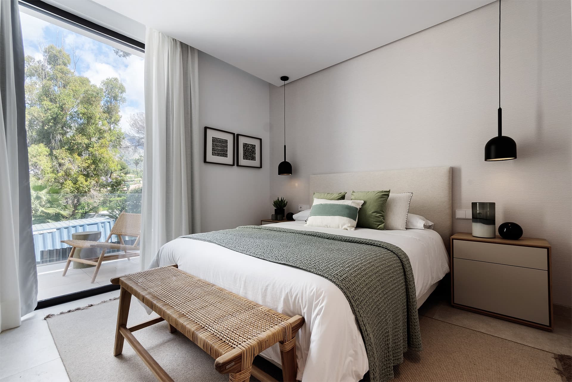 Beautiful villa in a gated community in the center of Marbella, near the beach