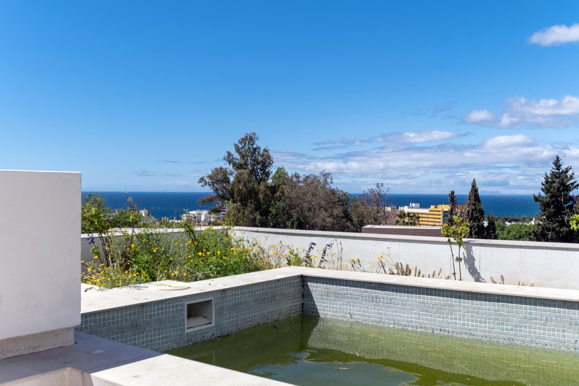 Beautiful villa in a gated community in the center of Marbella, near the beach