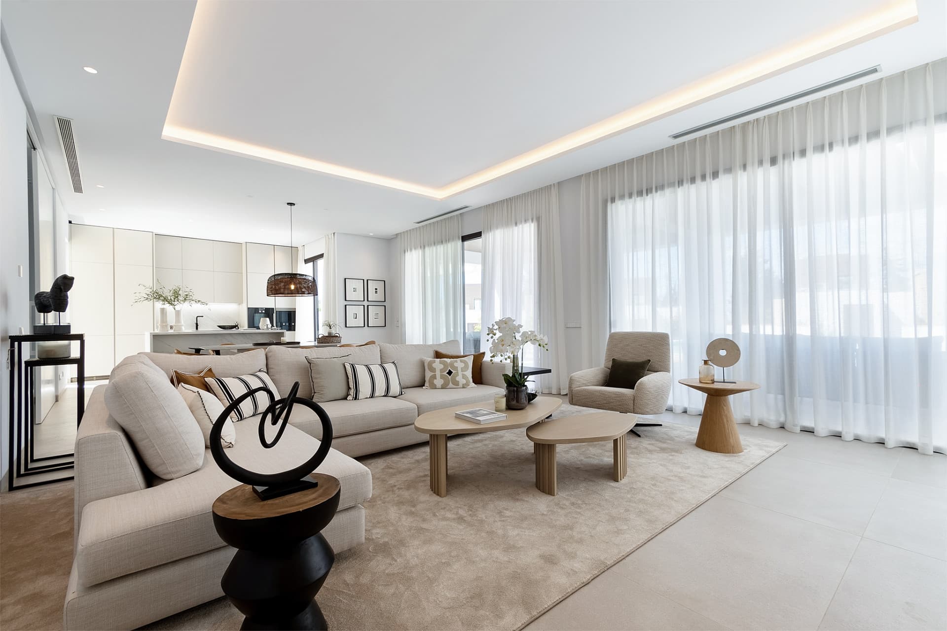 Beautiful villa in a gated community in the center of Marbella, near the beach