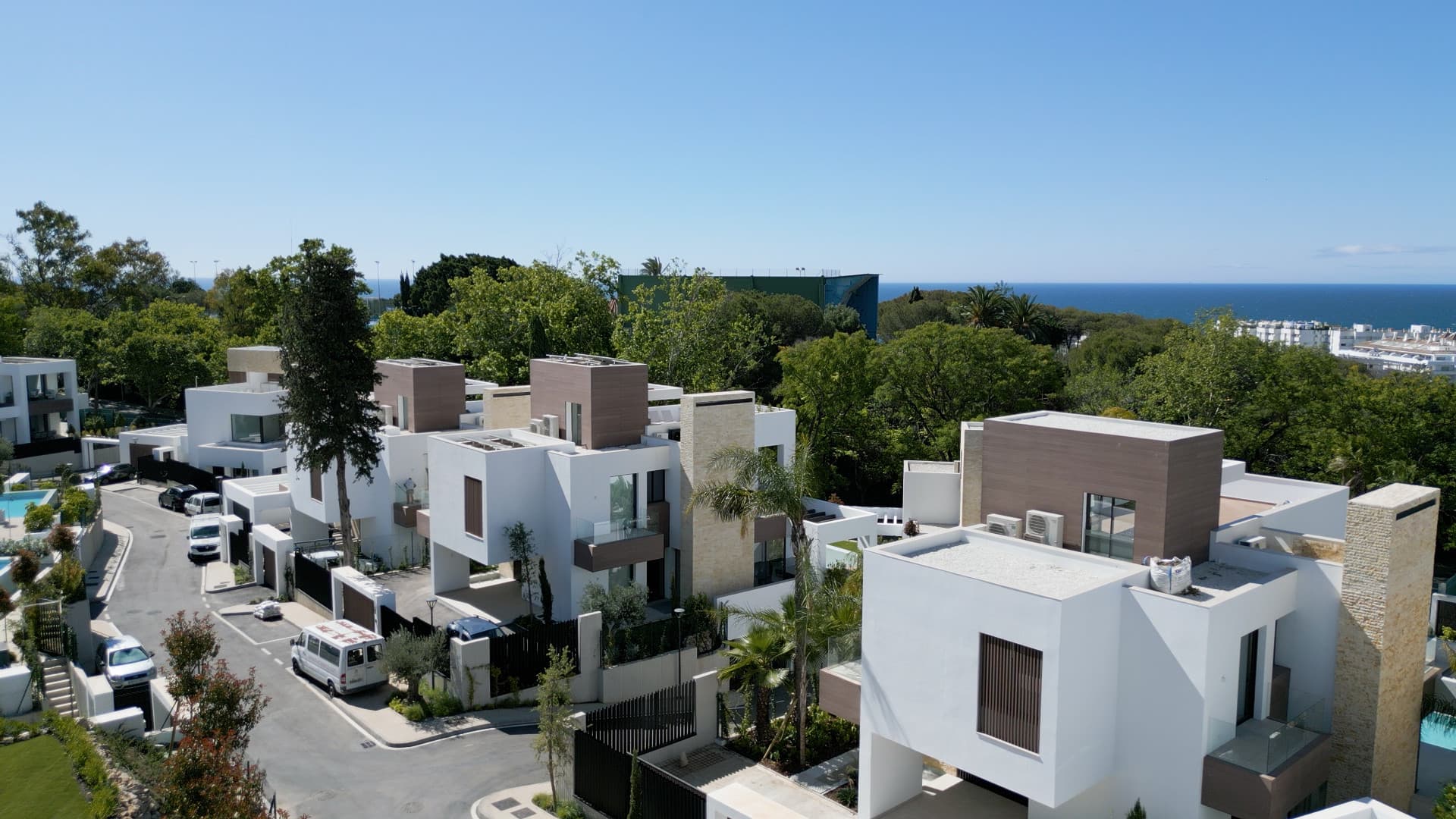 Beautiful villa in a gated community in the center of Marbella, near the beach