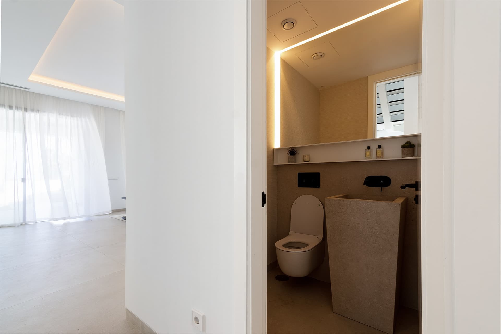 Beautiful villa in a gated community in the center of Marbella, near the beach