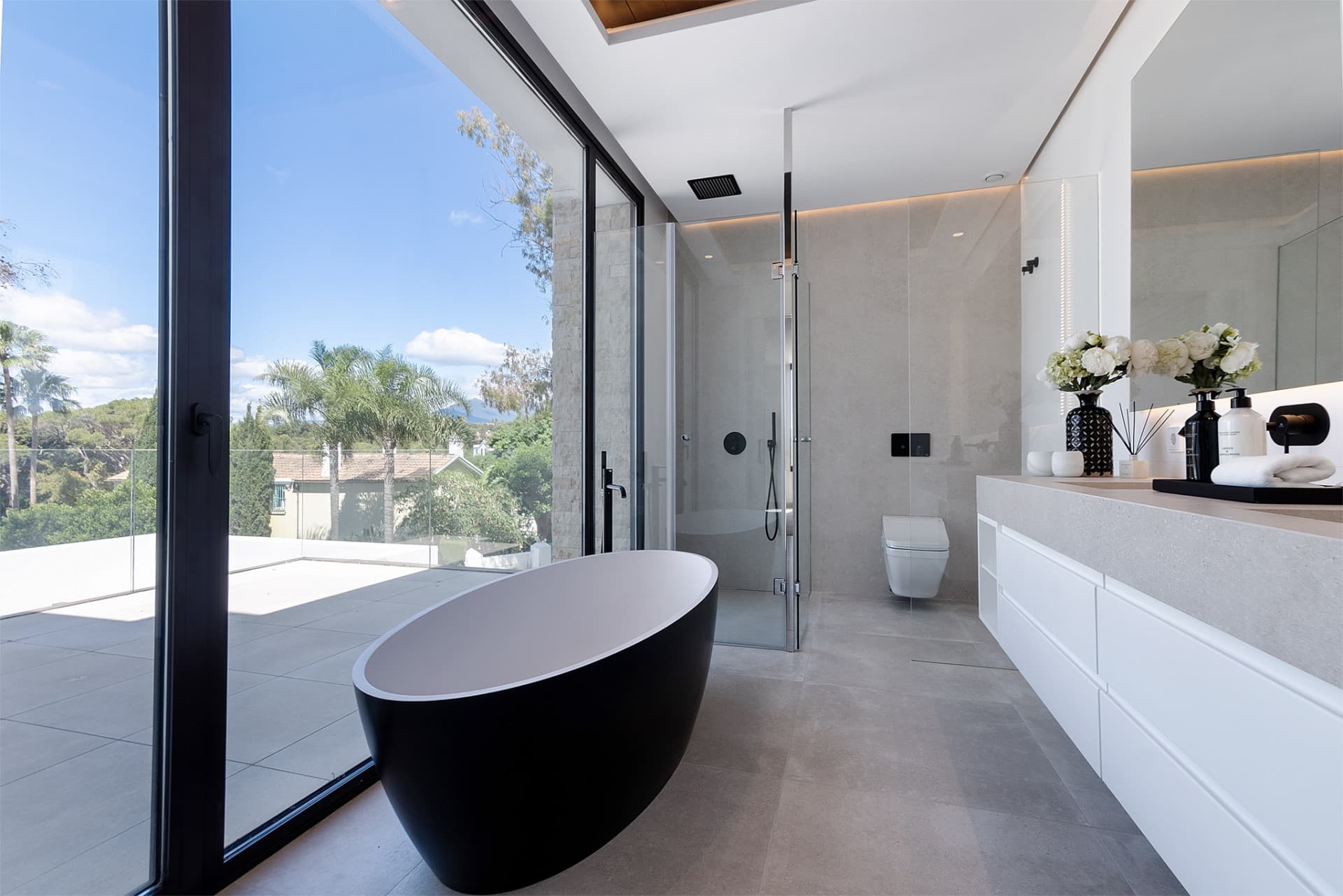Beautiful villa in a gated community in the center of Marbella, near the beach