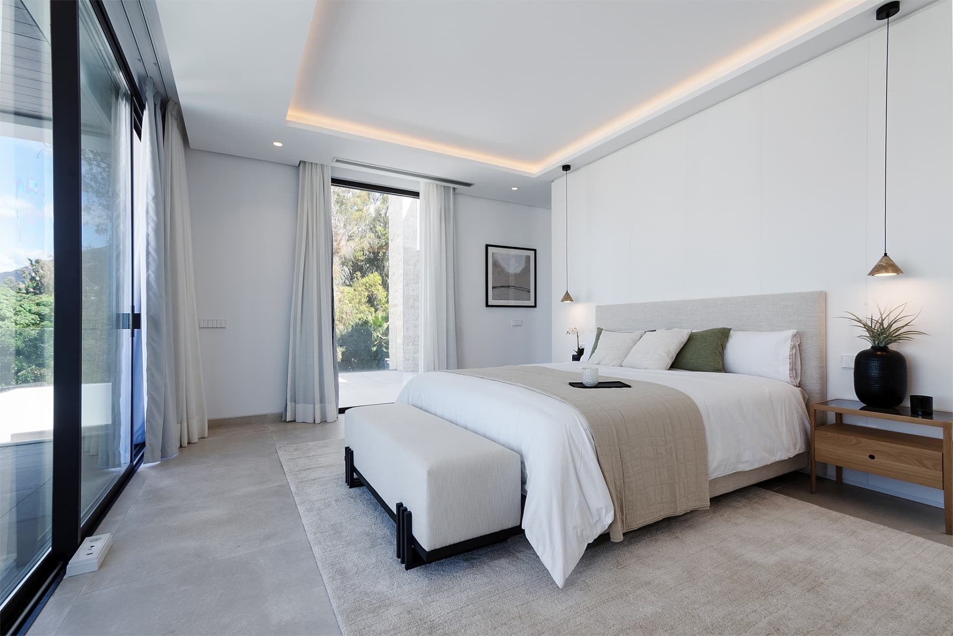 Beautiful villa in a gated community in the center of Marbella, near the beach