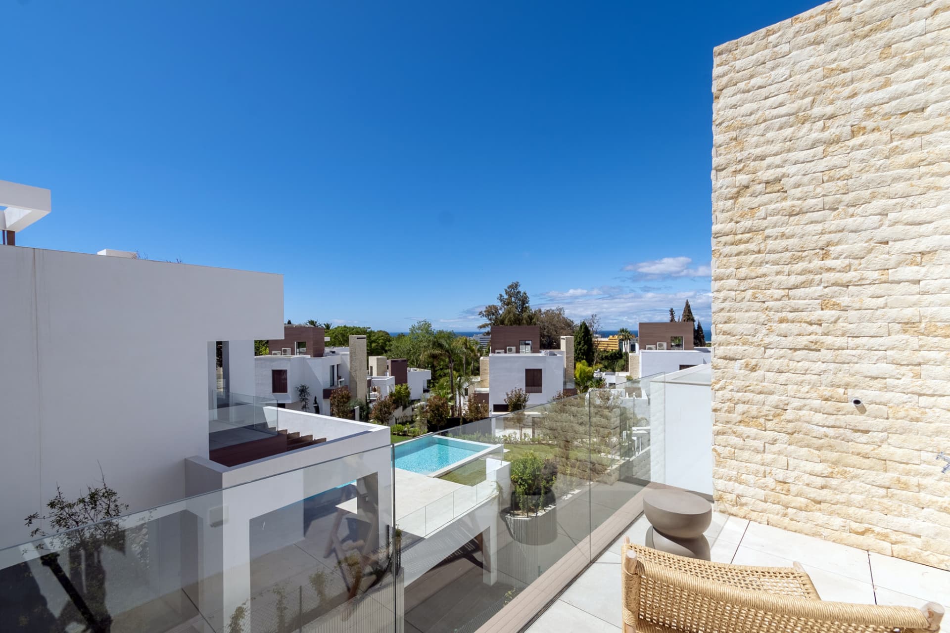 Beautiful villa in a gated community in the center of Marbella, near the beach