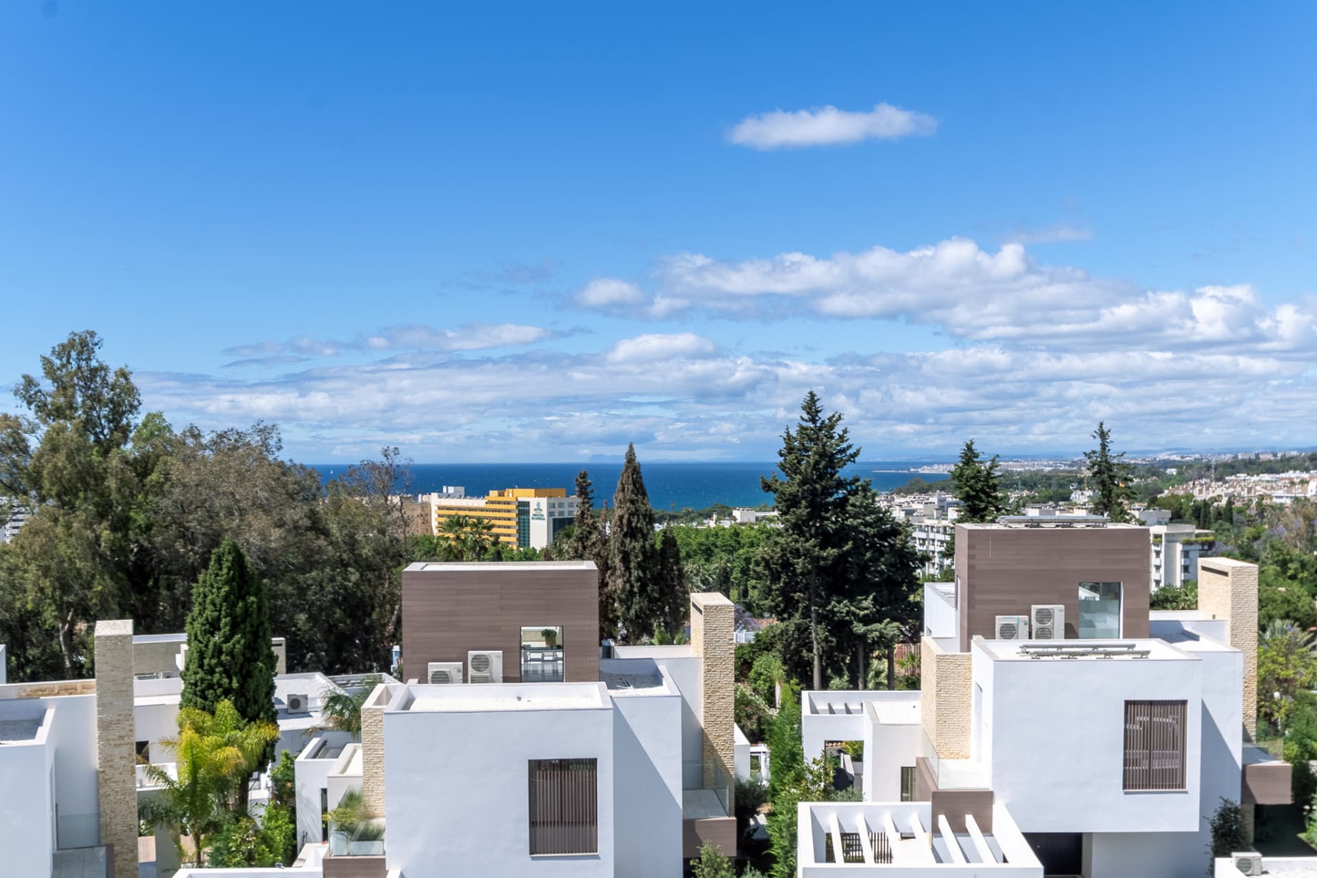 Beautiful villa in a gated community in the center of Marbella, near the beach