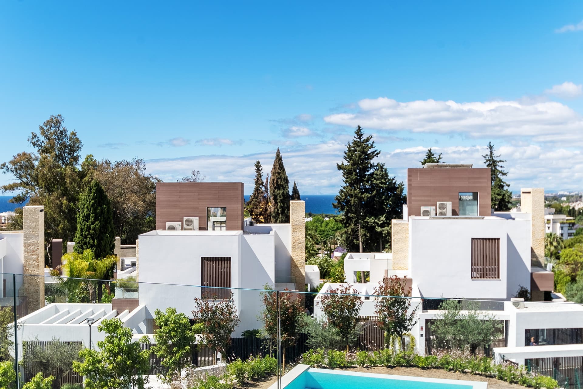 Beautiful villa in a gated community in the center of Marbella, near the beach