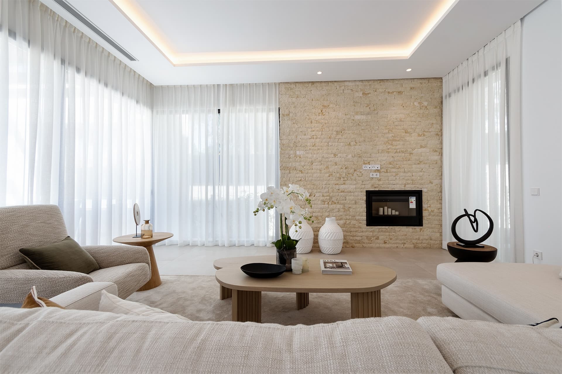Beautiful villa in a gated community in the center of Marbella, near the beach