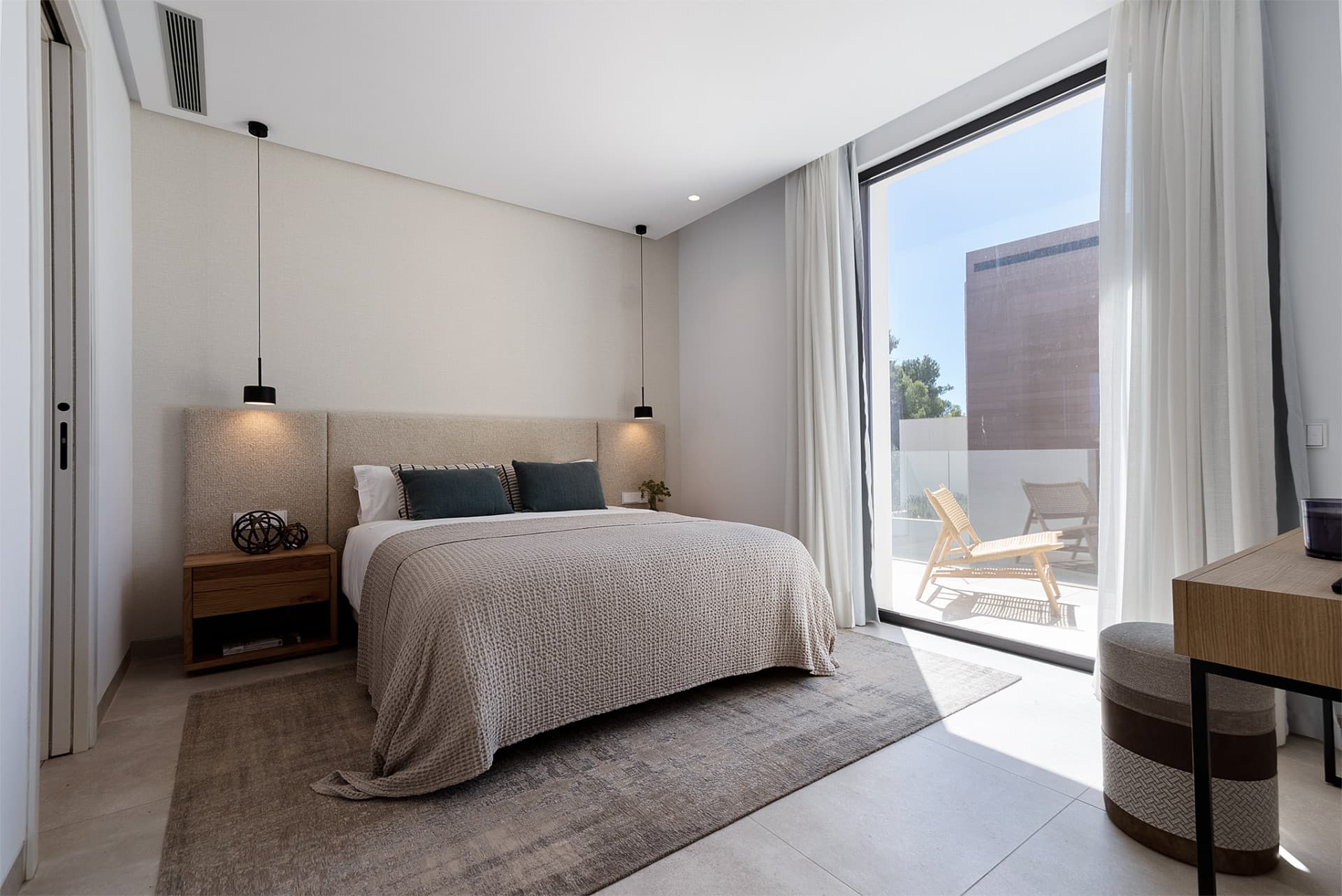 Beautiful villa in a gated community in the center of Marbella, near the beach