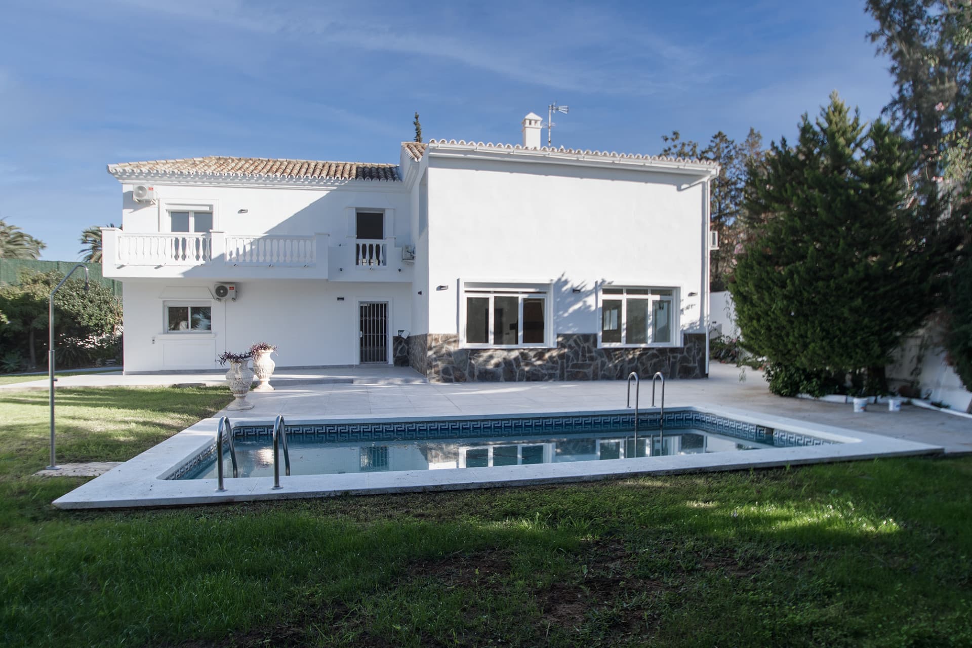 The stunning villa for rent without furniture, in Spanish style and west orientation, is located on the front line of go