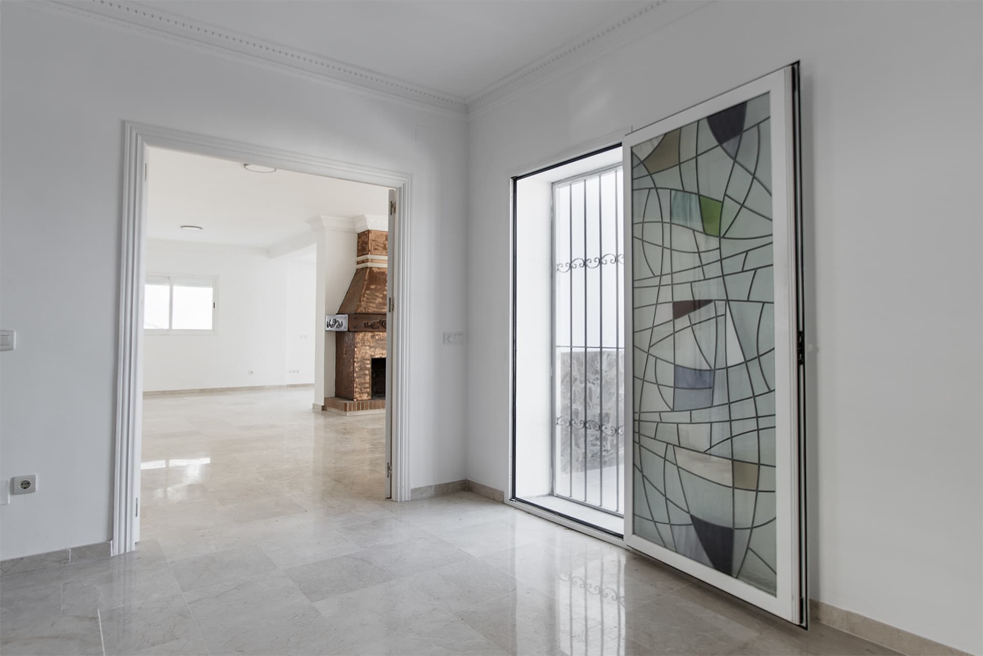 The stunning villa for rent without furniture, in Spanish style and west orientation, is located on the front line of go