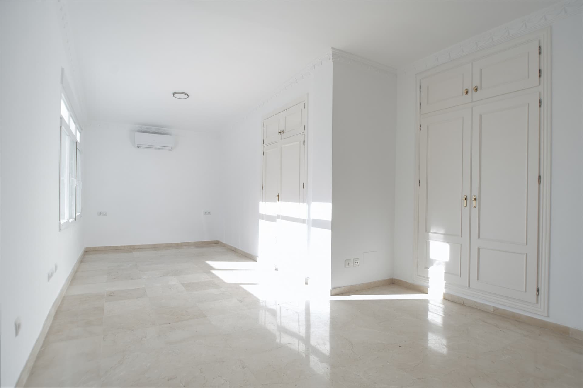 The stunning villa for rent without furniture, in Spanish style and west orientation, is located on the front line of go