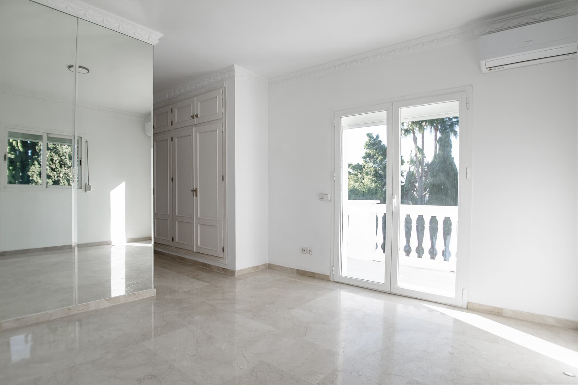 The stunning villa for rent without furniture, in Spanish style and west orientation, is located on the front line of go
