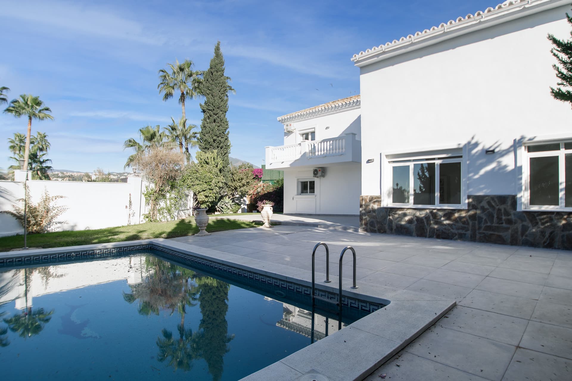 The stunning villa for rent without furniture, in Spanish style and west orientation, is located on the front line of go