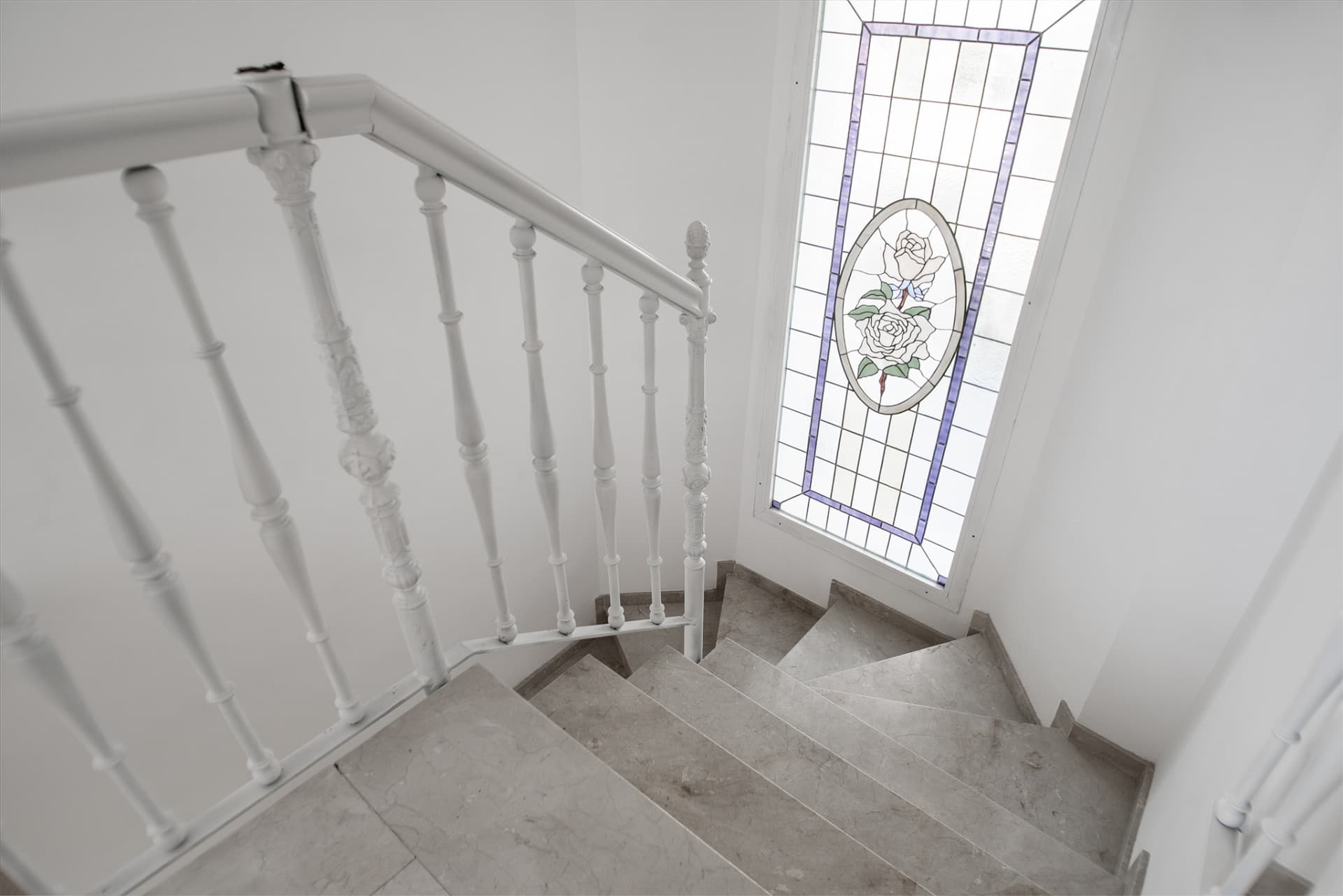 The stunning villa for rent without furniture, in Spanish style and west orientation, is located on the front line of go