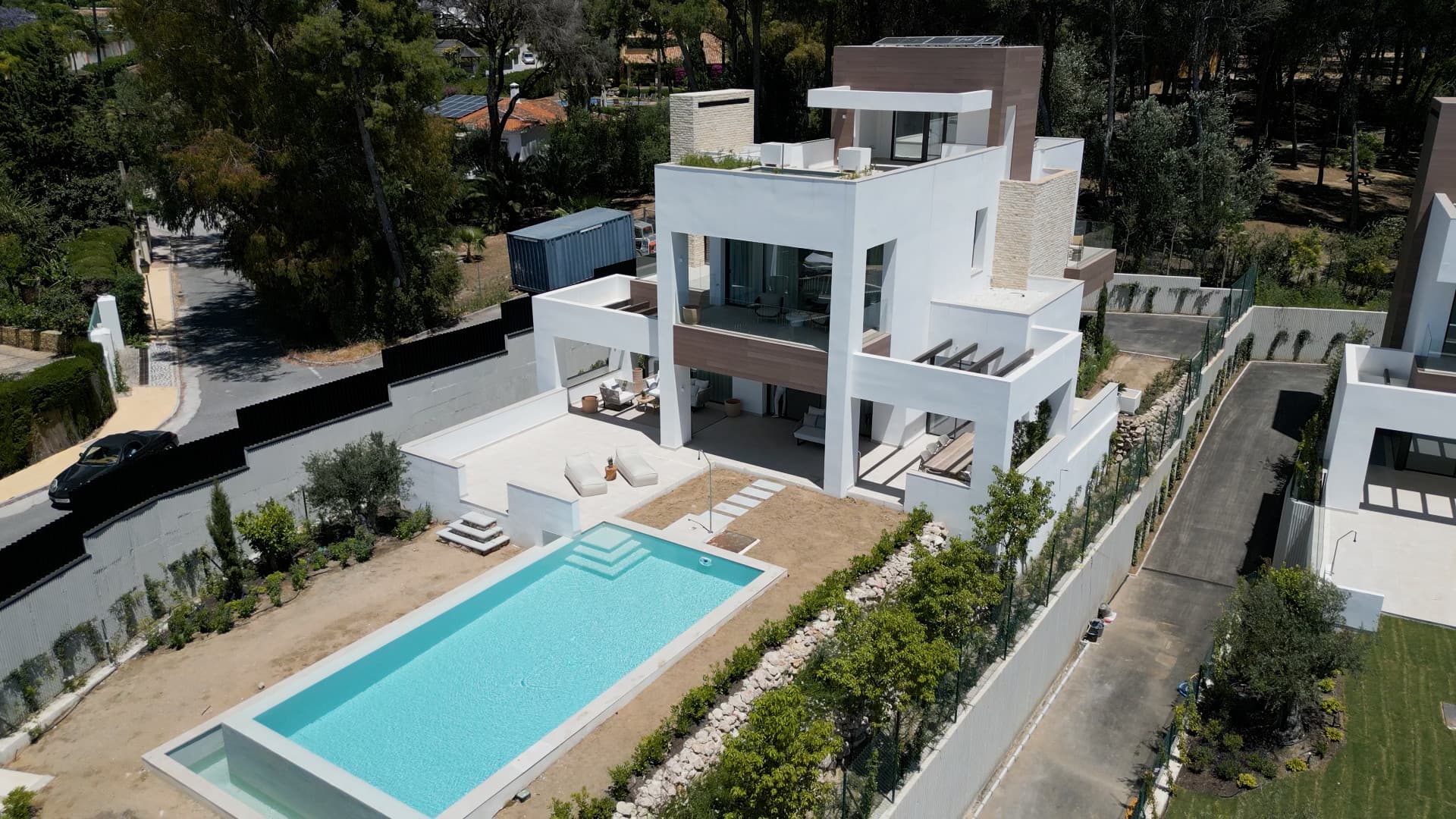 Beautiful villa in a gated community in the center of Marbella, near the beach