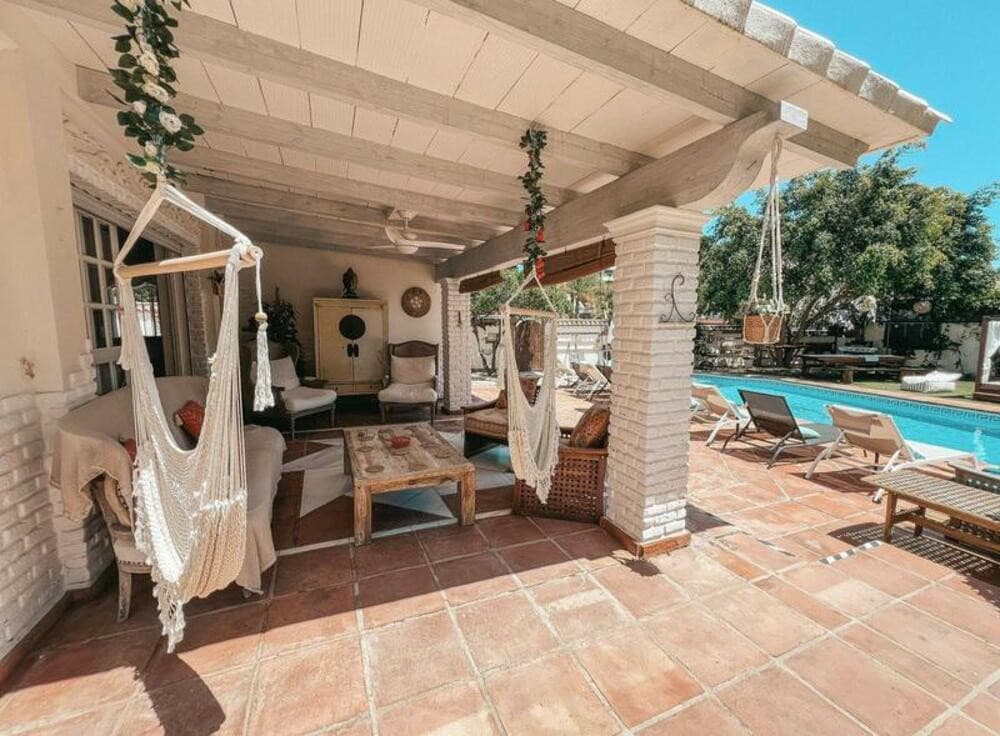Vila em Nova Andaluzia, Marbella Apresentamos esta magnífica vila localizada em uma das áreas mais exclusivas e demandad