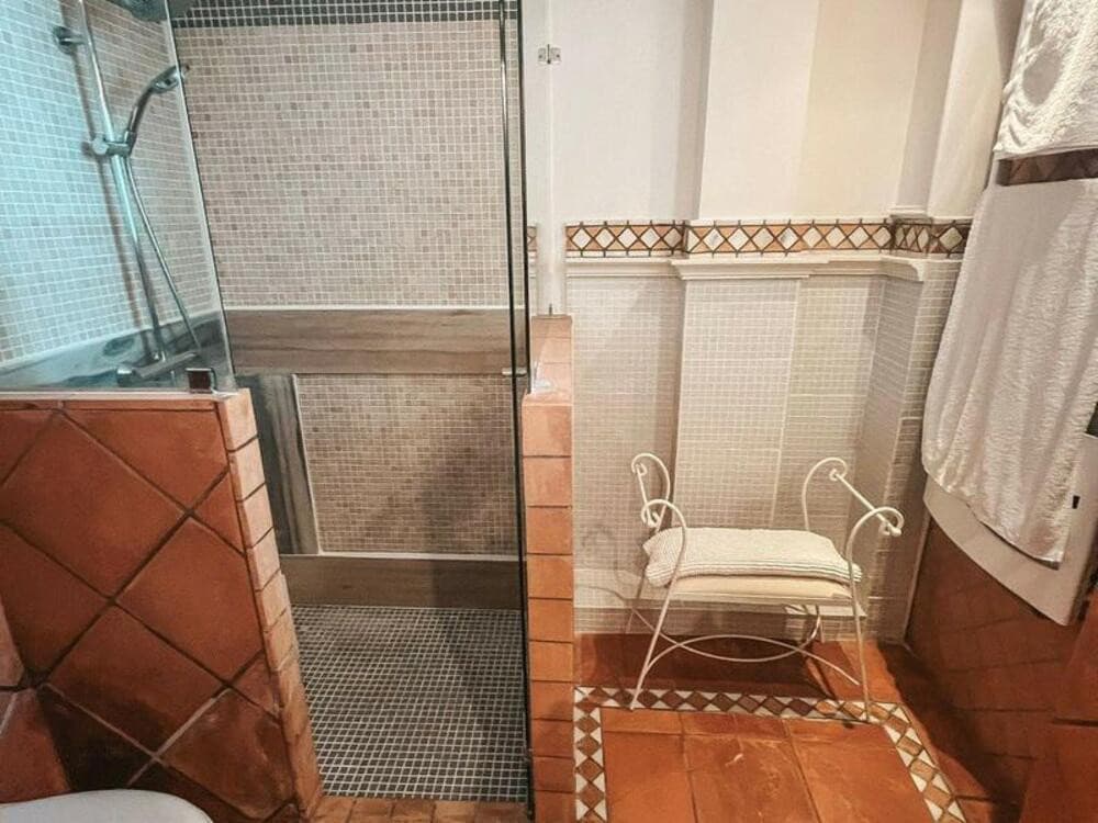 Vila em Nova Andaluzia, Marbella Apresentamos esta magnífica vila localizada em uma das áreas mais exclusivas e demandad