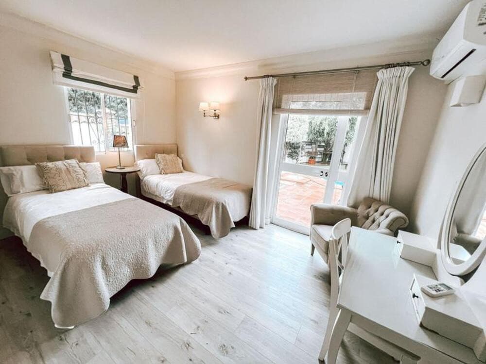 Vila em Nova Andaluzia, Marbella Apresentamos esta magnífica vila localizada em uma das áreas mais exclusivas e demandad