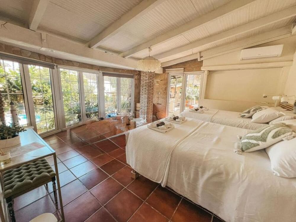 Vila em Nova Andaluzia, Marbella Apresentamos esta magnífica vila localizada em uma das áreas mais exclusivas e demandad