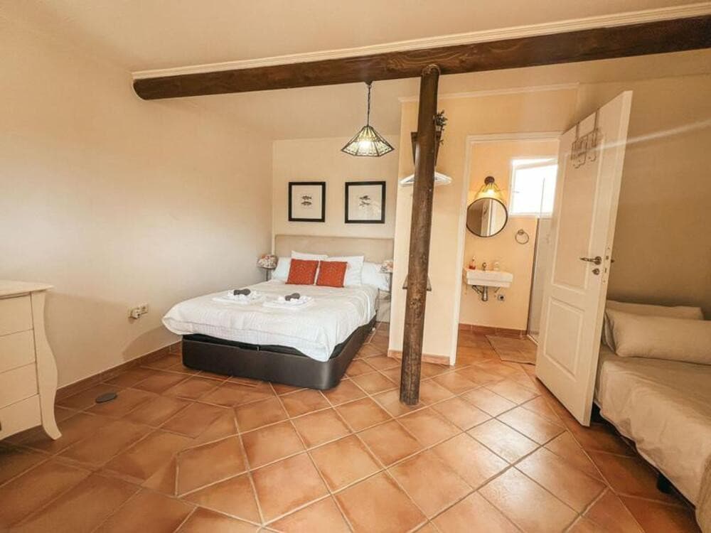Vila em Nova Andaluzia, Marbella Apresentamos esta magnífica vila localizada em uma das áreas mais exclusivas e demandad