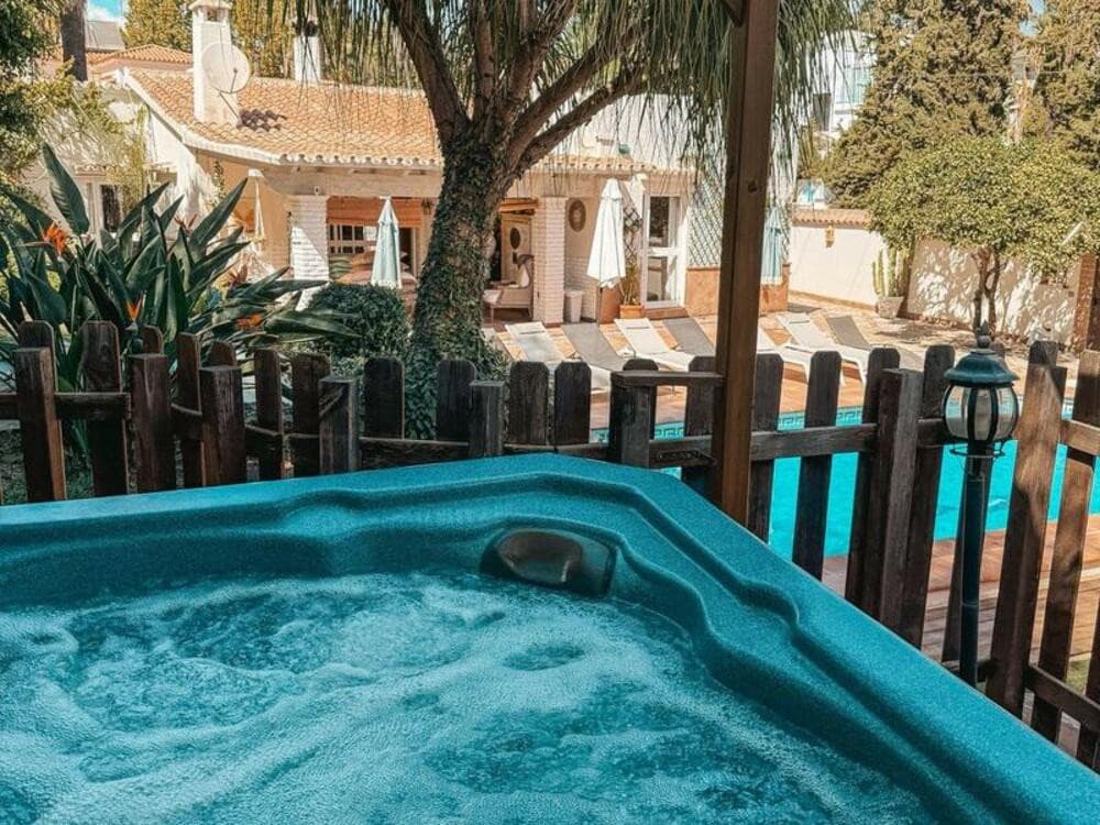 Vila em Nova Andaluzia, Marbella Apresentamos esta magnífica vila localizada em uma das áreas mais exclusivas e demandad