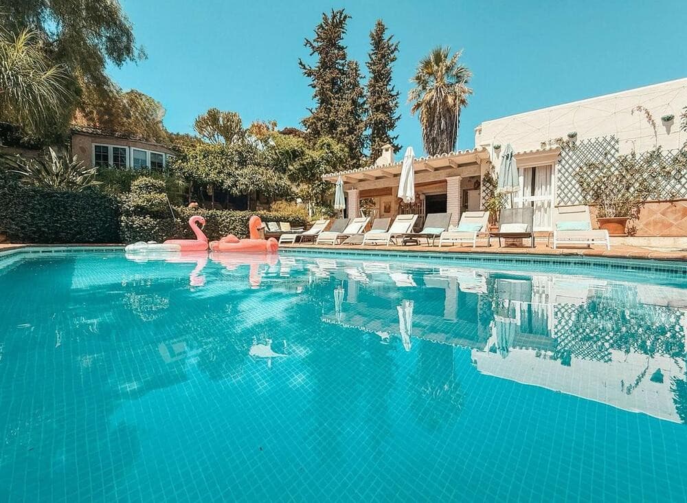 Charming Villa in Nueva Andalucía, Marbella We present this magnificent villa located in one of the most exclusive and s