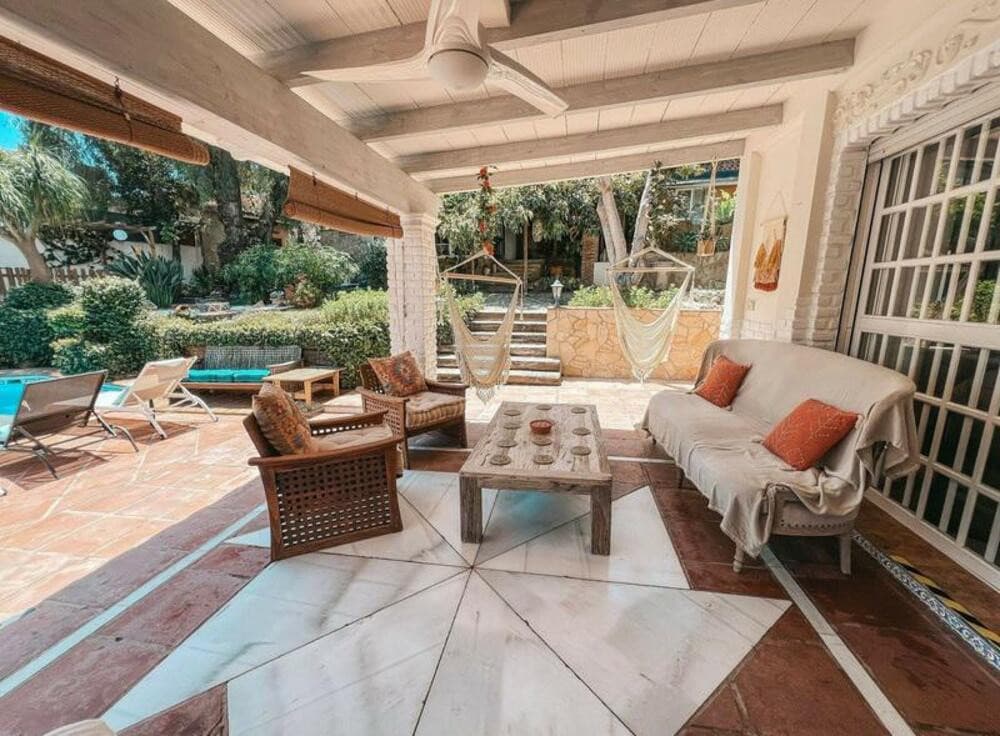 Vila em Nova Andaluzia, Marbella Apresentamos esta magnífica vila localizada em uma das áreas mais exclusivas e demandad