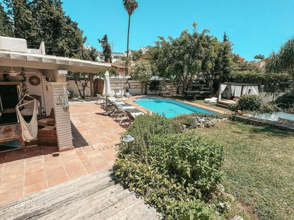 Vila em Nova Andaluzia, Marbella Apresentamos esta magnífica vila localizada em uma das áreas mais exclusivas e demandad