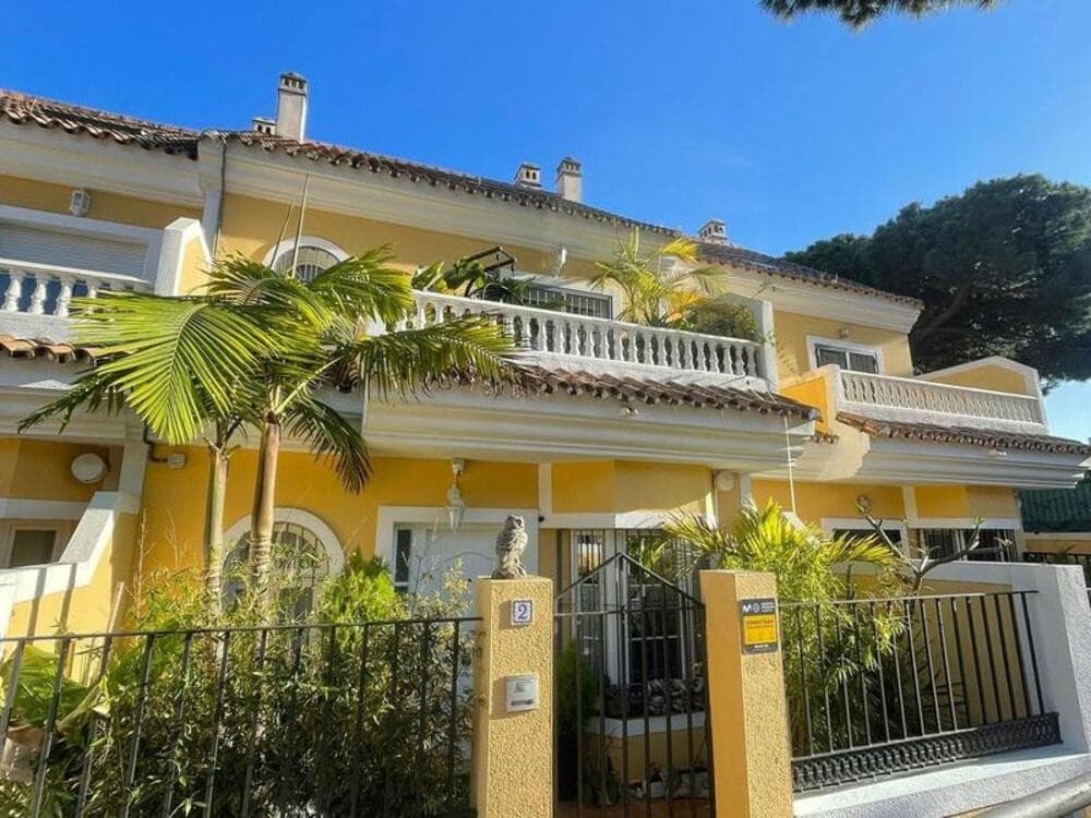 Moderno Adosado Sur-Facing con Acabados Premium – Move-In Ready