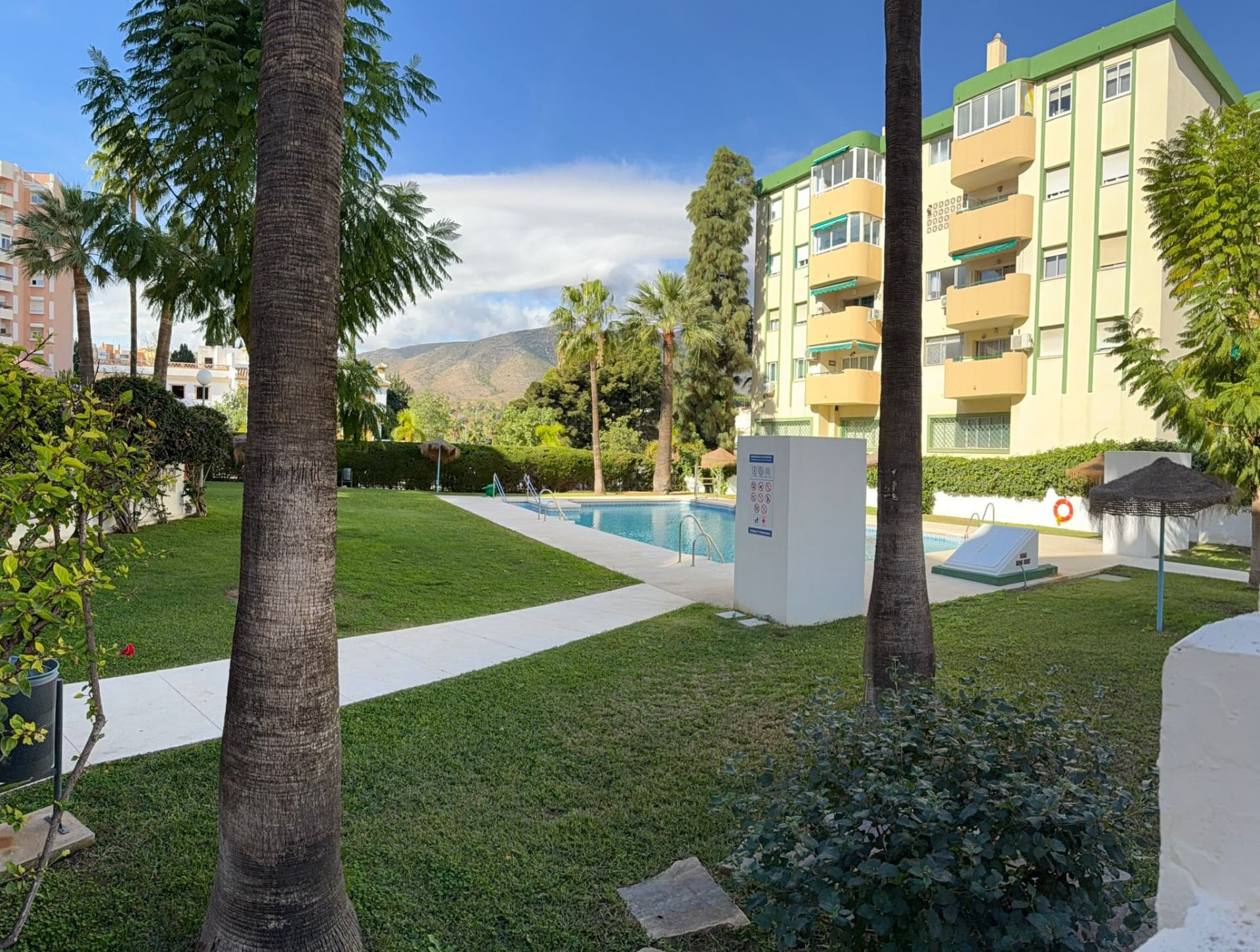 Apartment for Sale in the Center of Torremolinos – Gated Community with Pool and Gardens Bright 100 m² apartment for sal