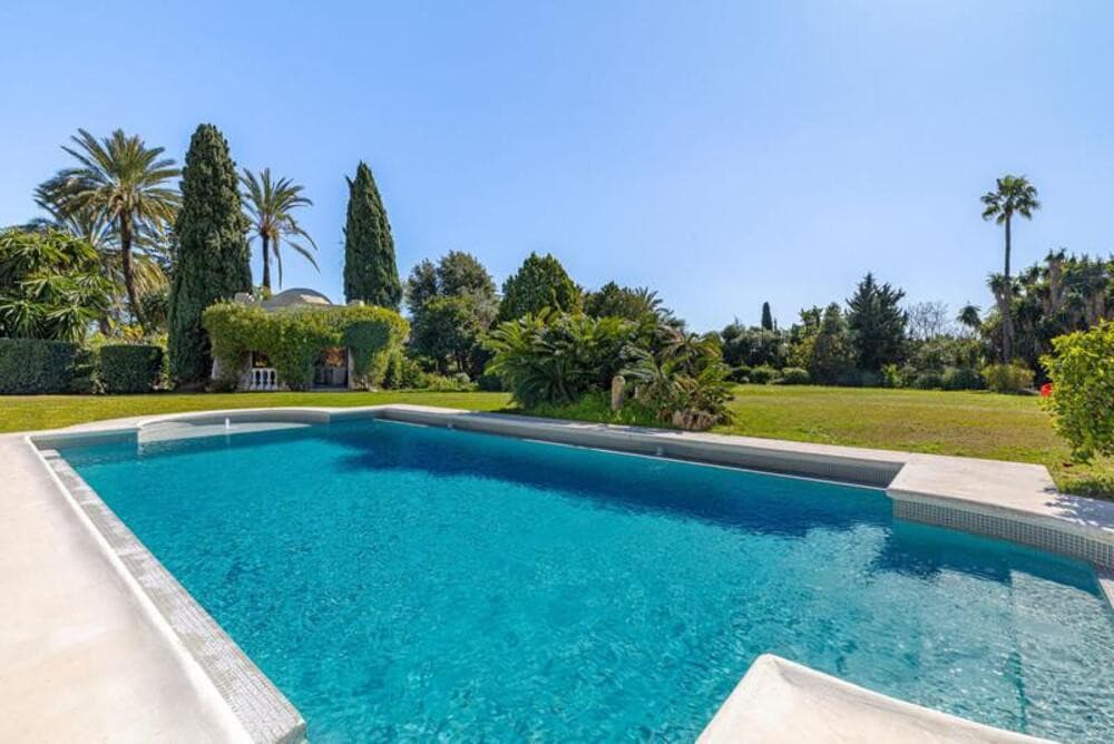 Exclusive Villa Retreat with Panoramic Views in the Heart of Estepona East