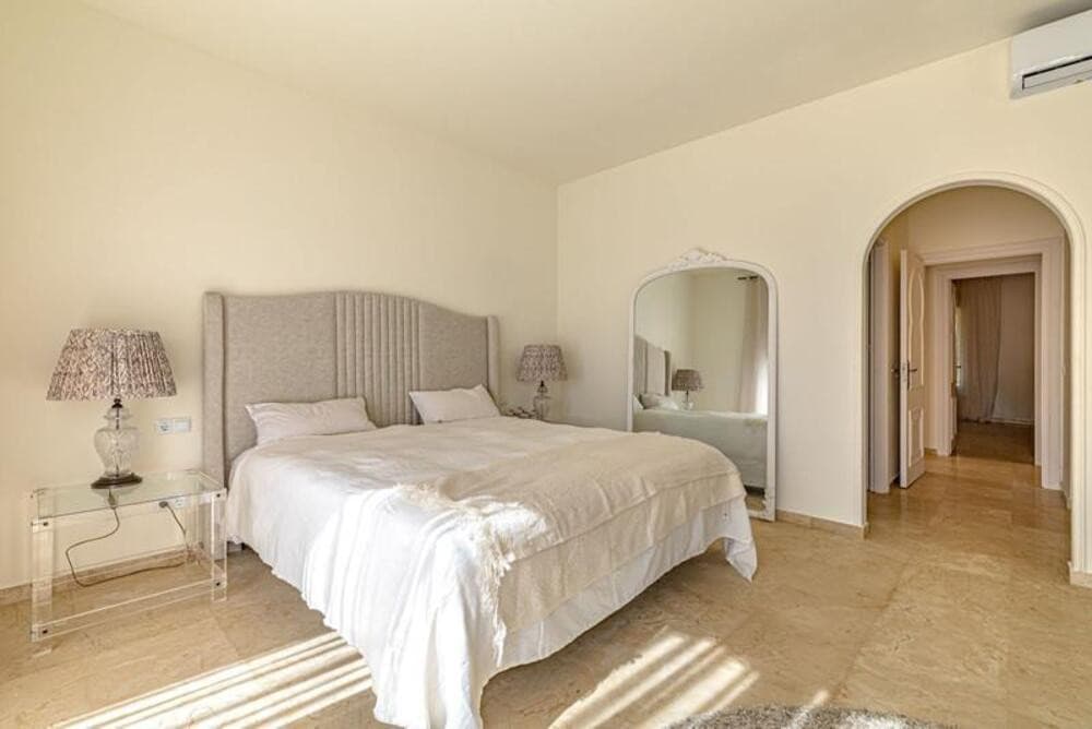 Exclusive Villa Retreat with Panoramic Views in the Heart of Estepona East