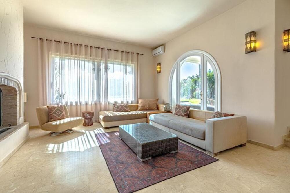 Exclusive Villa Retreat with Panoramic Views in the Heart of Estepona East