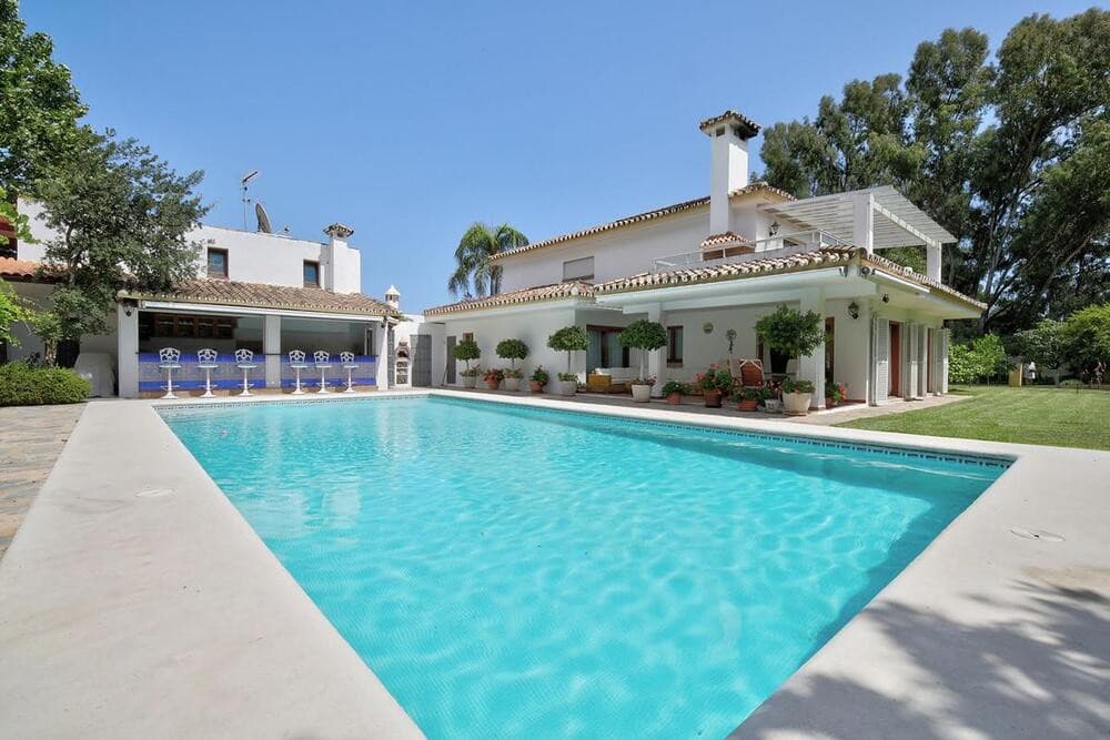 Elegante villa en una parcela de 2.000 m² a tan solo unos pasos de la playa | Nueva Milla de Oro
