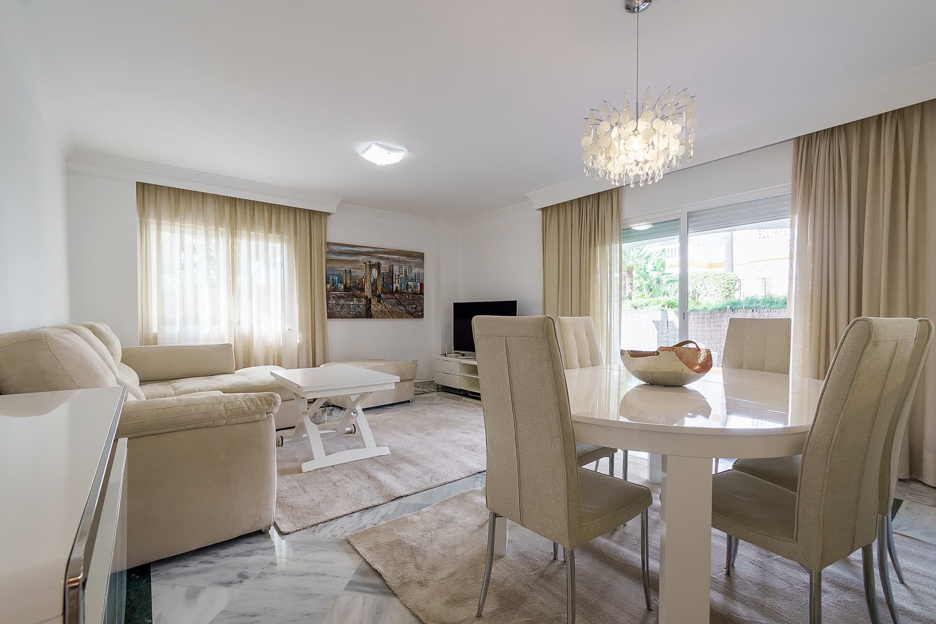 Apartment in La Dama de Noche, Nueva Andalucía – Marbella Located in the prestigious development La Dama de Noche, in Nu