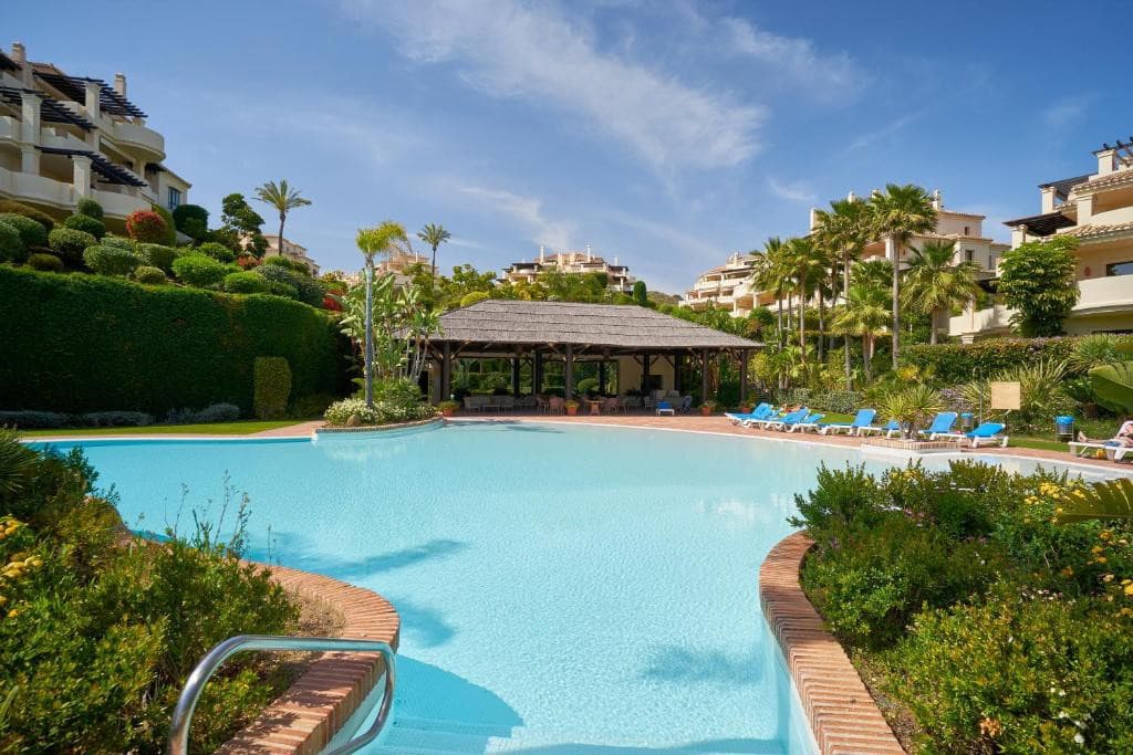 Los Capanes del Golf, Benahavis Exclusive 5-bedroom apartment with luxury amenities in Los Capanes del Golf This exquisi
